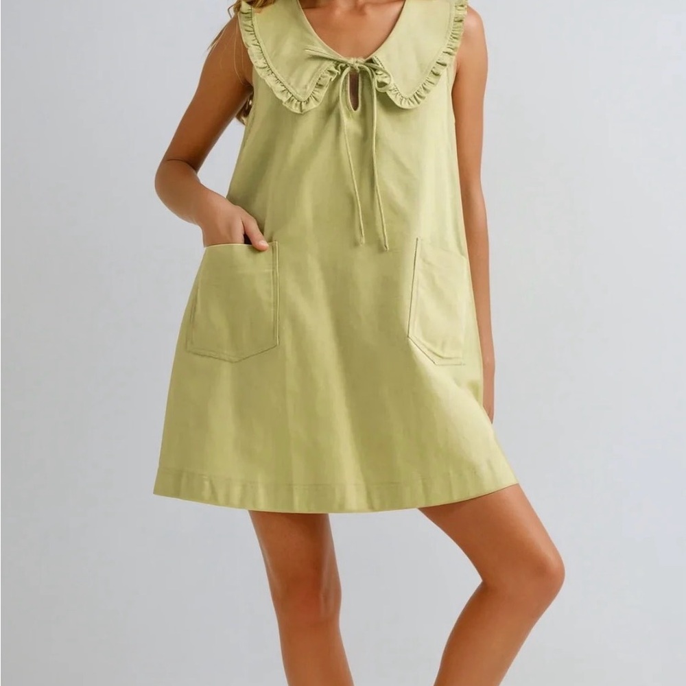 Chic Sleeveless Dress with Ruffled Collar